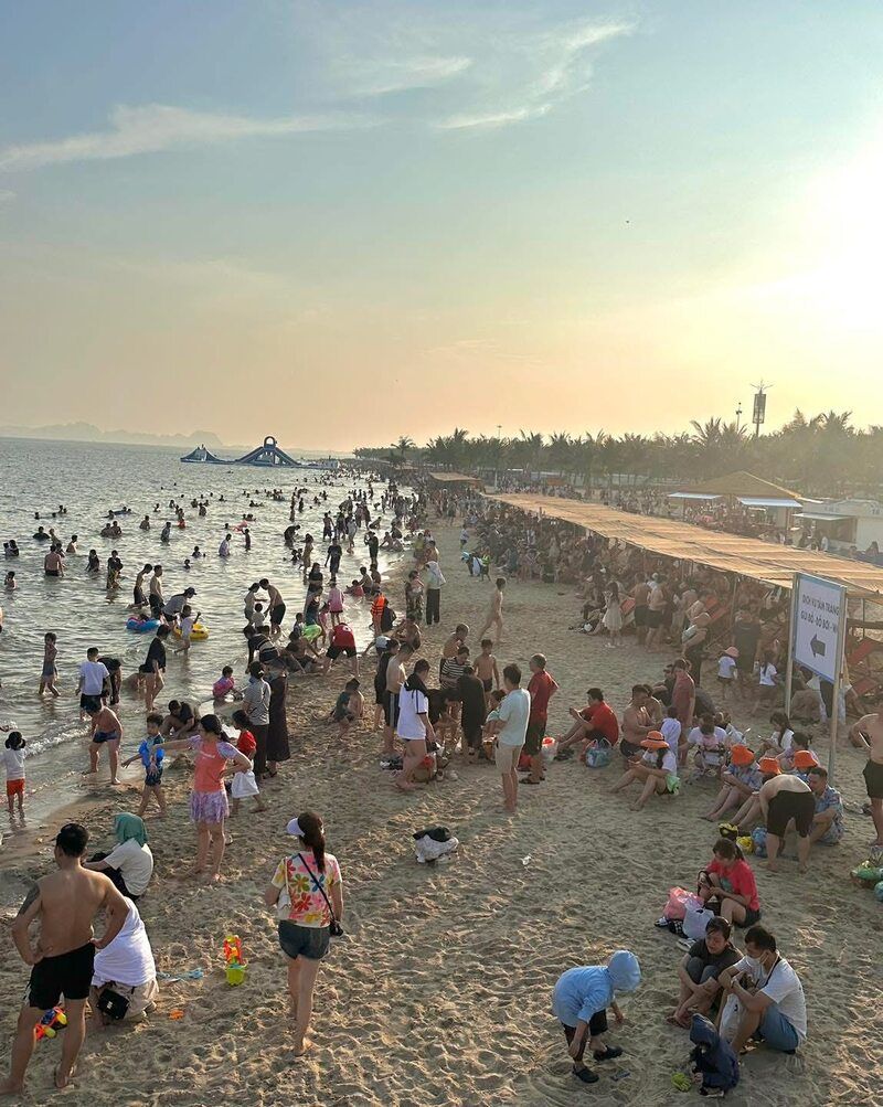 Tắm biển Bãi Cháy
