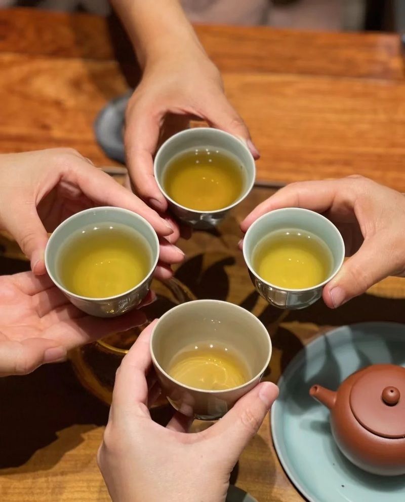 Uống trà, thưởng cảnh