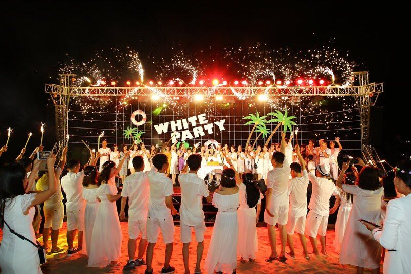 Kịch bản Year End Party ngoài trời (team building + tiệc tối)