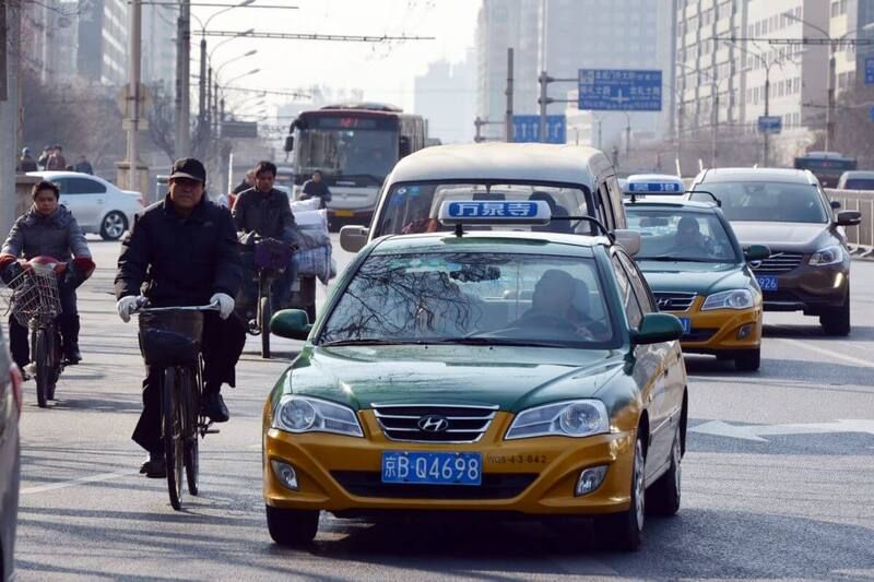 Thuê xe riêng hoặc đi taxi