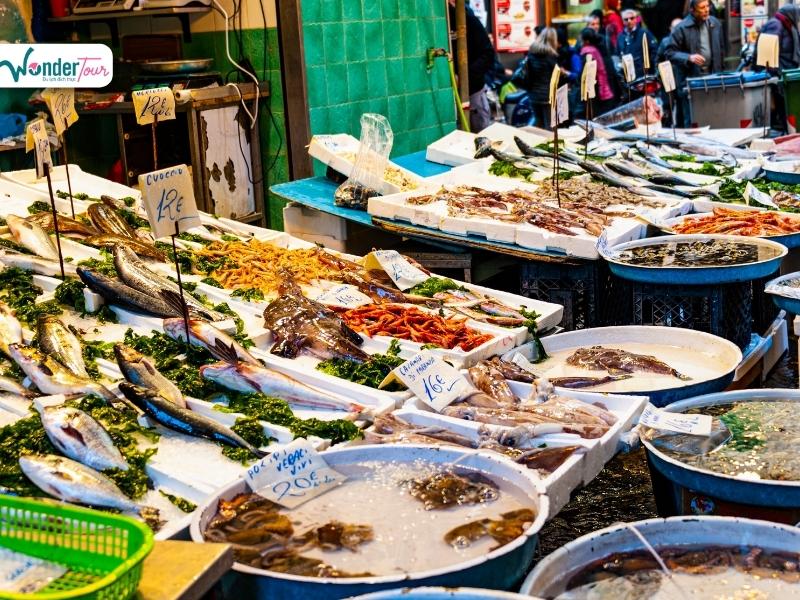 Khu chợ hải sản Hàm Ninh