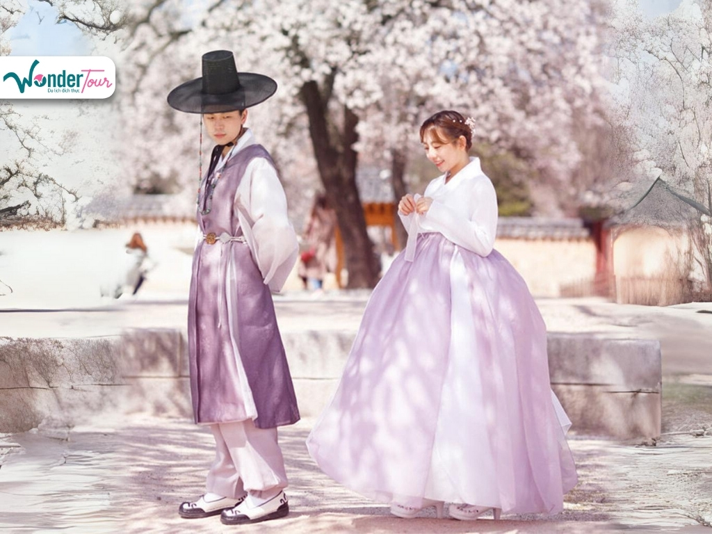 Khám phá cung điện vô cùng lãng mạn vào mùa hoa anh đào Hàn Quốc