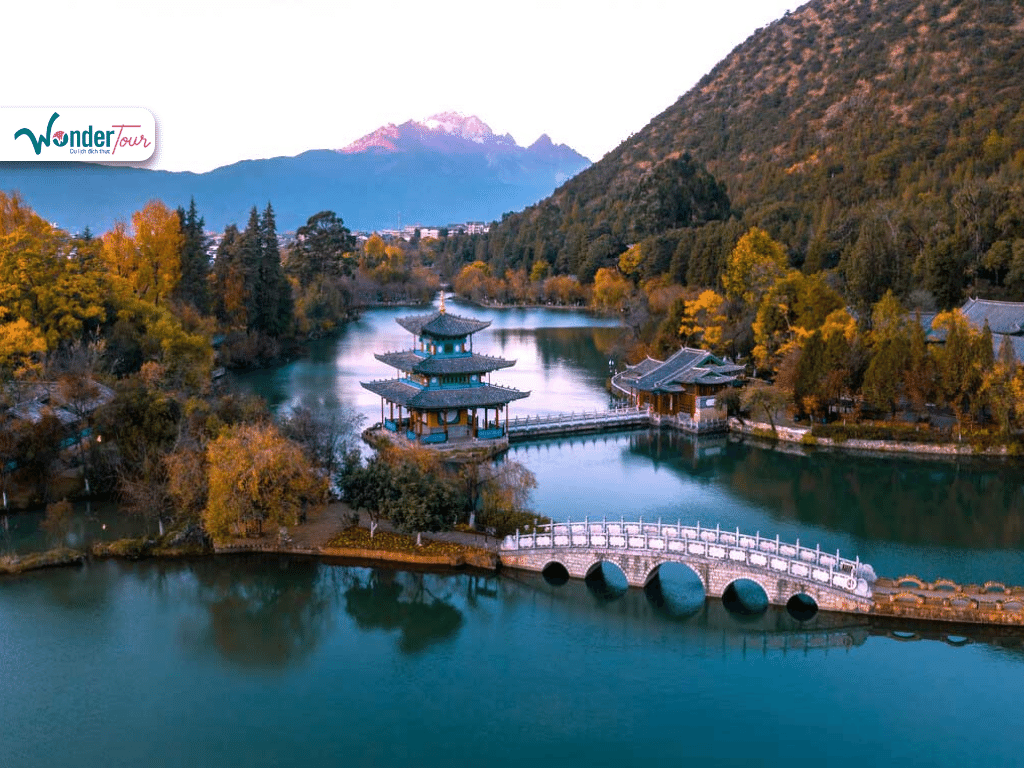 Hẻm núi với hồ nước trong xanh và các thiết kế cổ xưa