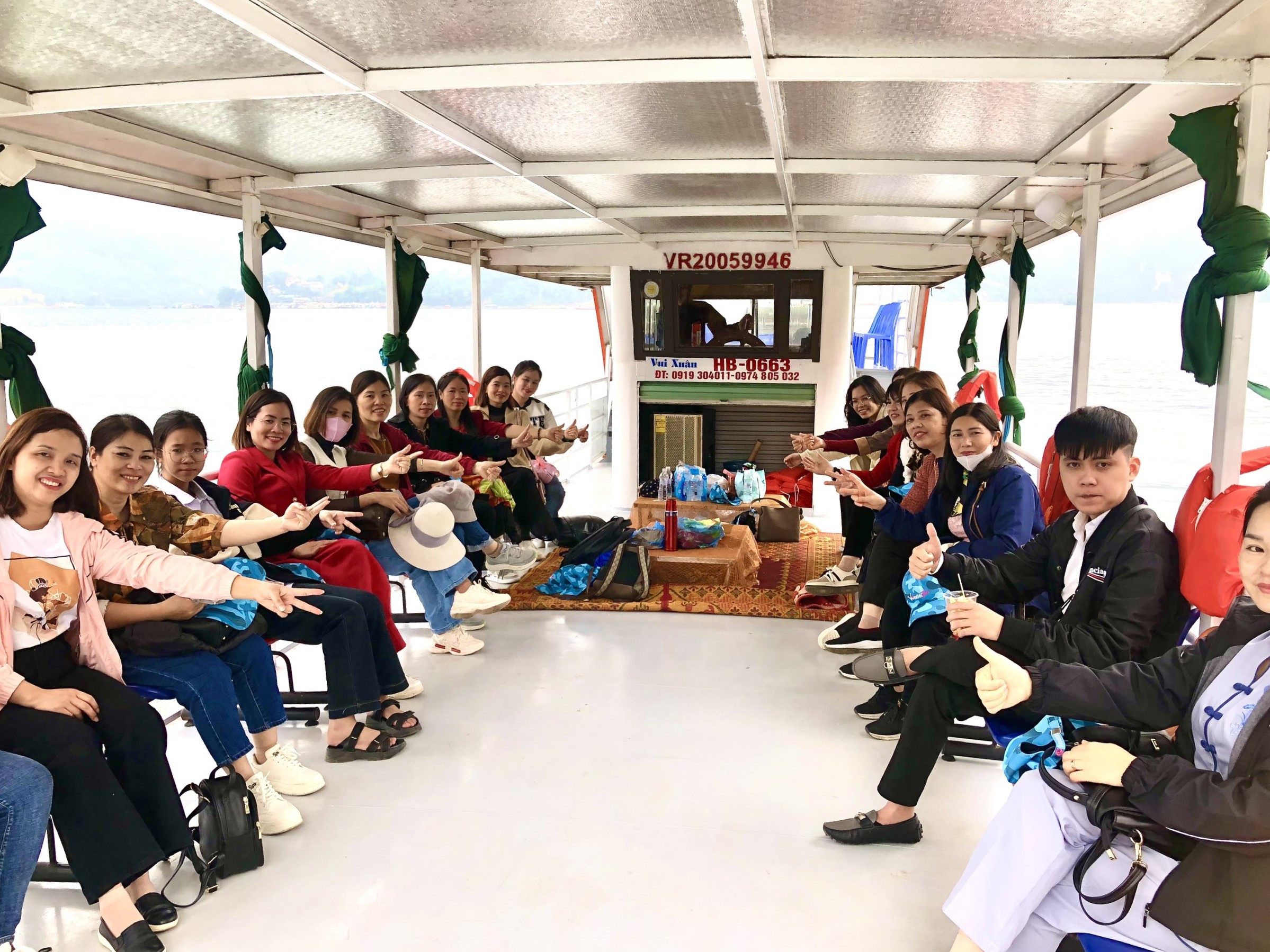 Tập thể giáo viên Trường tiểu học Hoàng Đông, Hà Nam với chuyến đi Thung Nai - Đền Thác Bờ