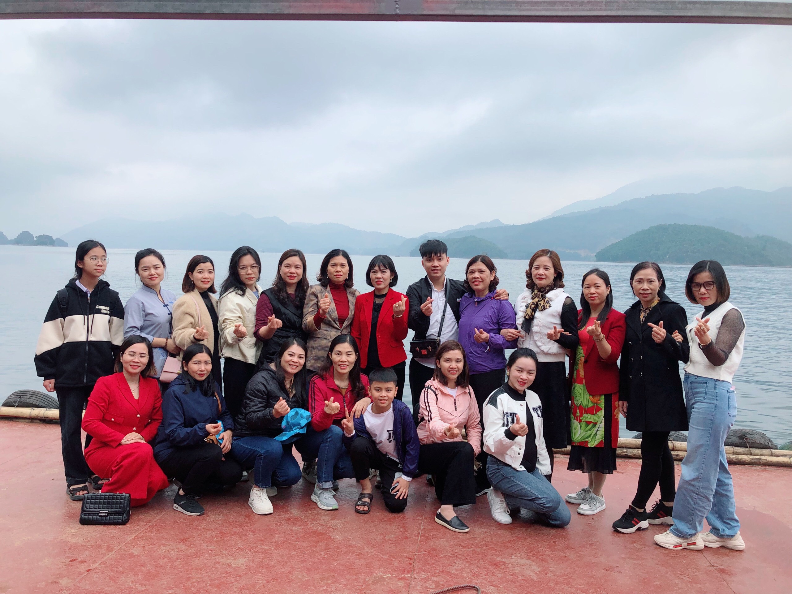 Tập thể giáo viên Trường tiểu học Hoàng Đông, Hà Nam với chuyến đi Thung Nai - Đền Thác Bờ